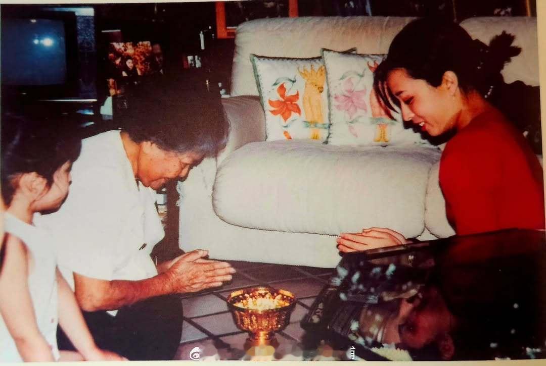 王室王室泰国王室老照片：帕公主在宋干节为阿伦夫人祝福，这位阿伦夫人是红唇姐的大