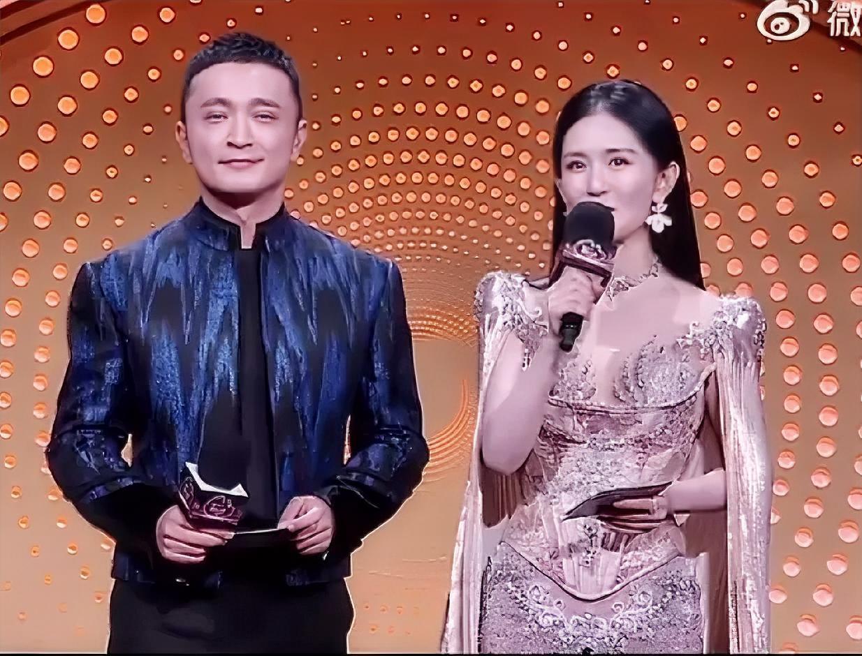 这下不仅张杰没有想到，就连何炅也不敢相信，谢娜居然在微博之夜杀疯了！不仅直播