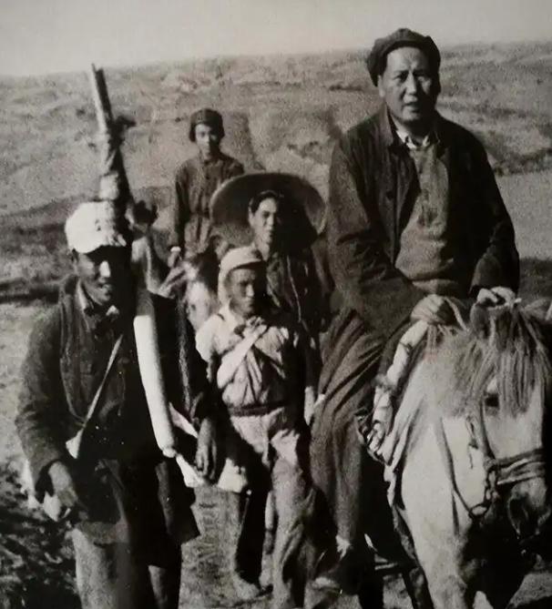 1947年，伟人与任弼时发生争执，无人敢上前劝阻，站在窑洞外的一名炊事员慢慢走进