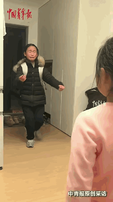 “泪目了！”山东威海，一小女孩回家，当她打开房门，在确认房间里站着的正是自己的亲