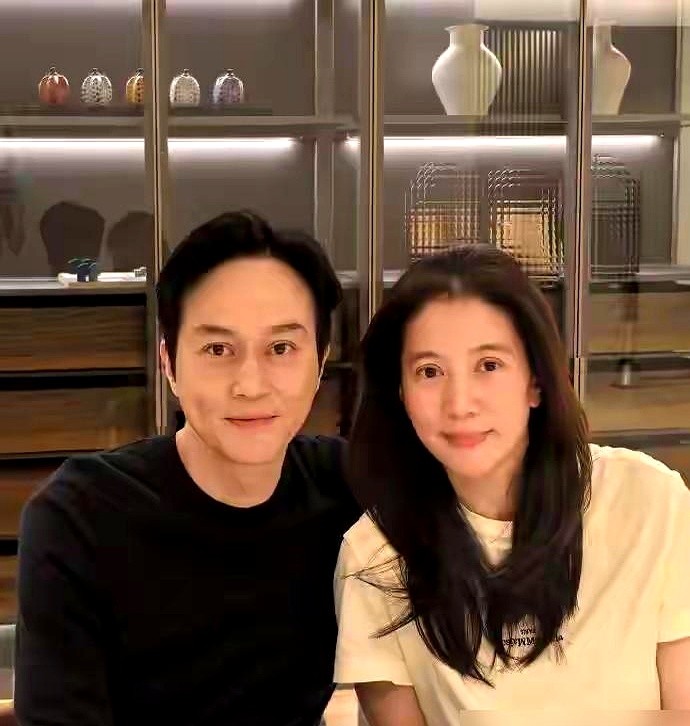袁咏仪为没生二胎直叹气，张智霖接话：那我找别人生，算你的。换别人早掀桌了，袁咏仪却笑出了声。当年她四