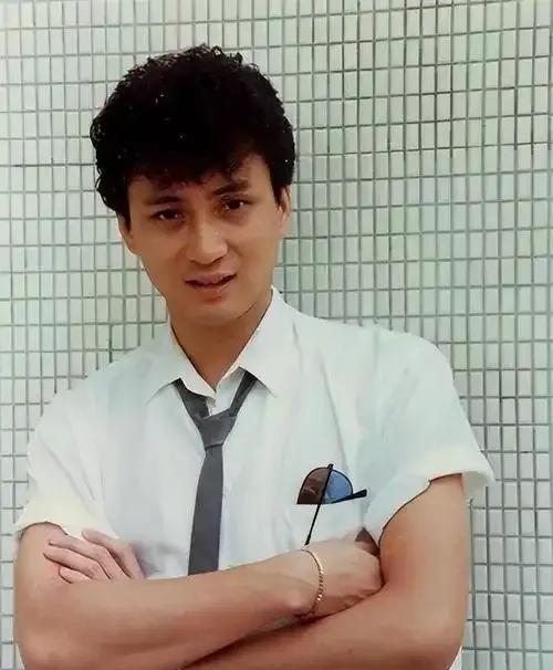 汤镇业定居青岛已20年，他直言这里比香港好太多，生活惬意又自在。在青岛，他远离了