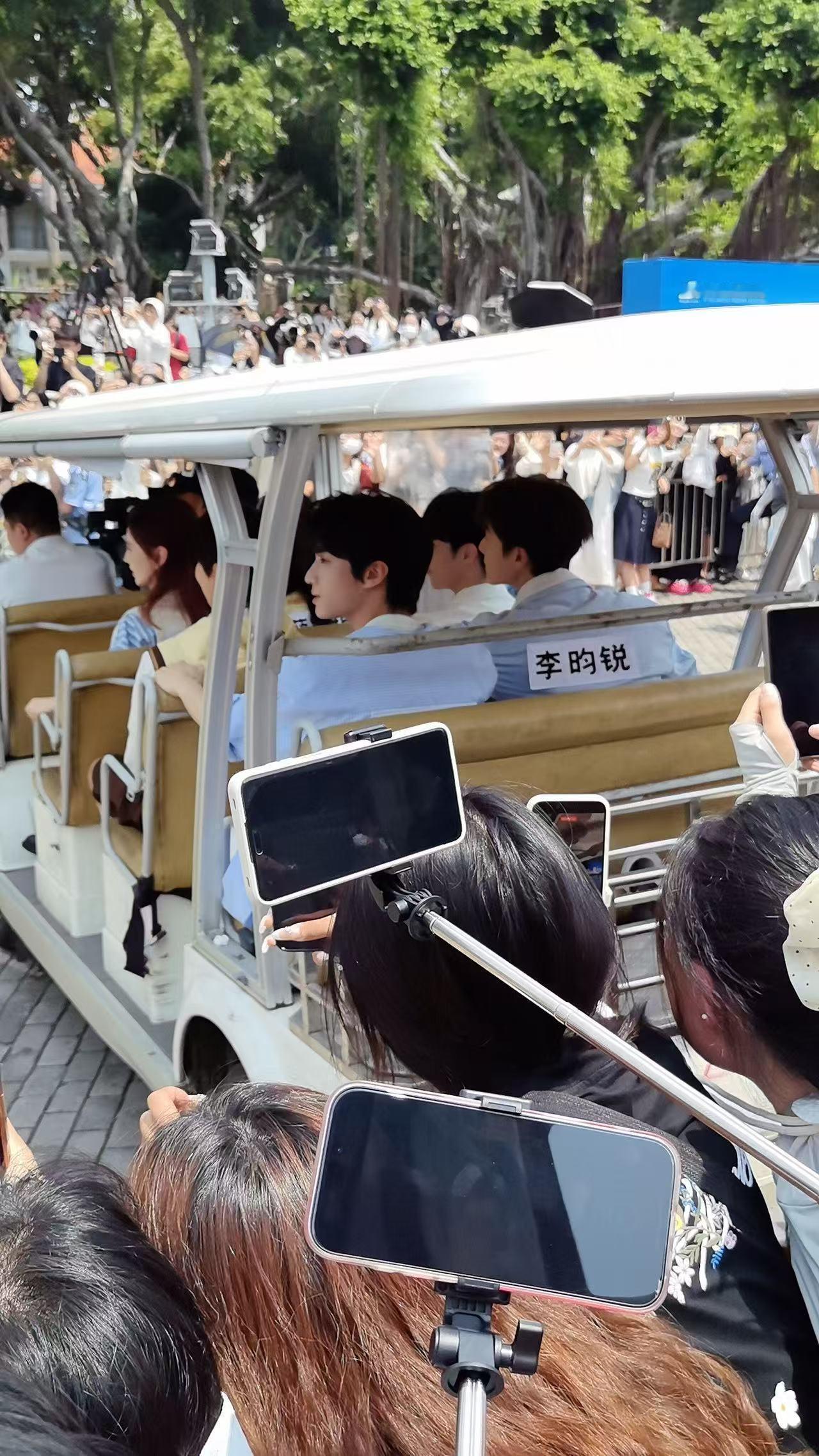 奔跑吧全员上岛跑男全员整装集结奔赴新挑战，全员上岛气场合拍，综艺氛围感拉满全程值