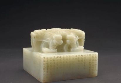 故宫珍藏的一枚乾隆大印，由于保存不当而开裂，当准备修复的时候，故宫博物馆馆长单霁