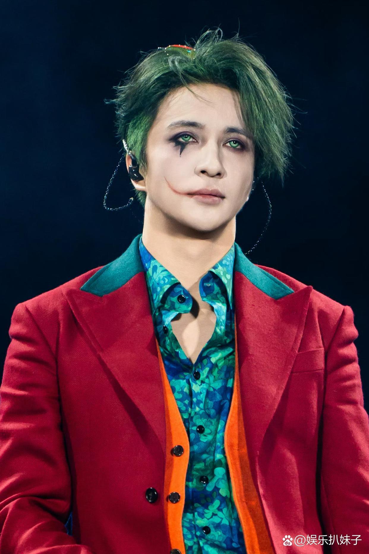 1.秦岚近期的恋情话题空降热搜榜，其实是为了转移某件事的注意力，这件事跟她有很大