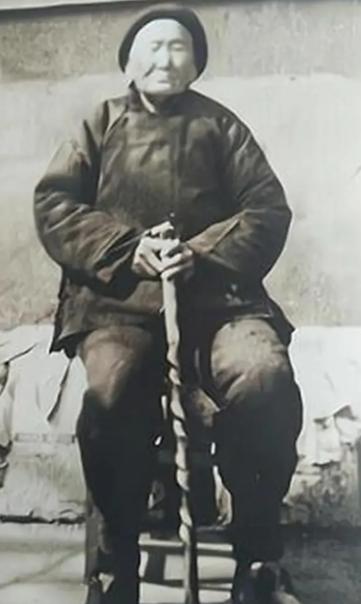 1941年，一位老妇人请“汉奸”侄子吃饭，突然压低声音道“孩子，给我弄300发子