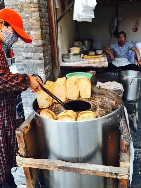 这就是欠薪的代价！2019年，陕西一小伙在烧饼店工作了一个月，老板娘却否认雇佣关