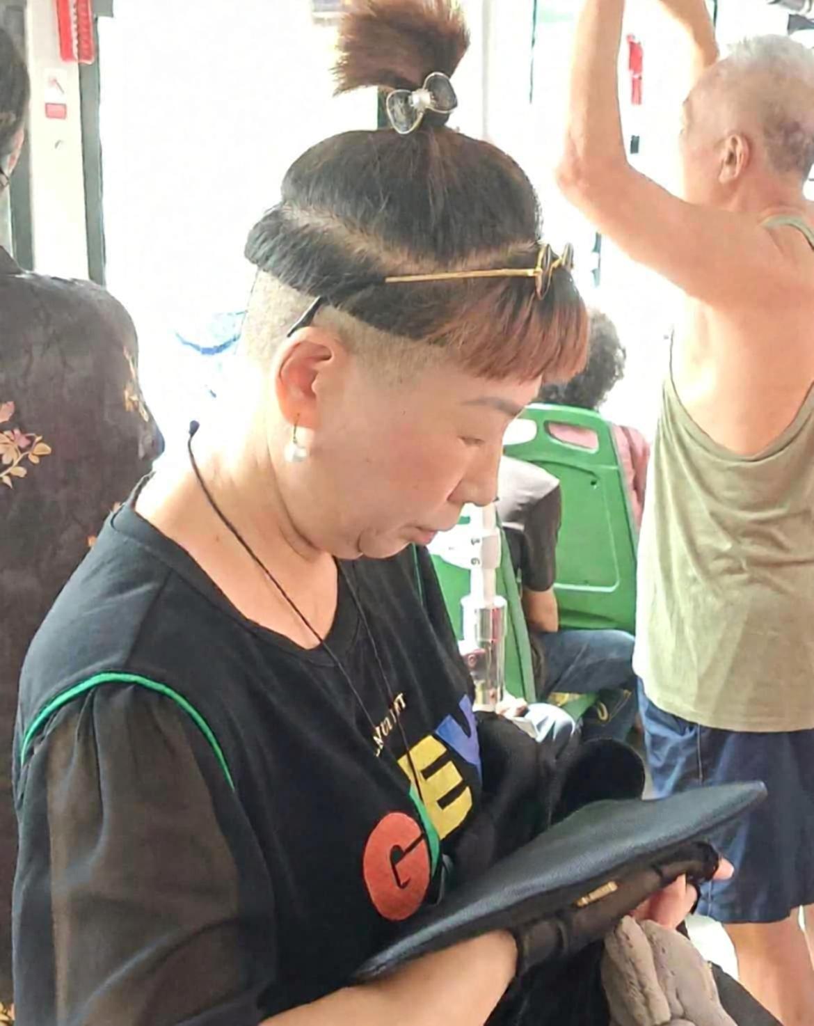 这发型有点酷啊