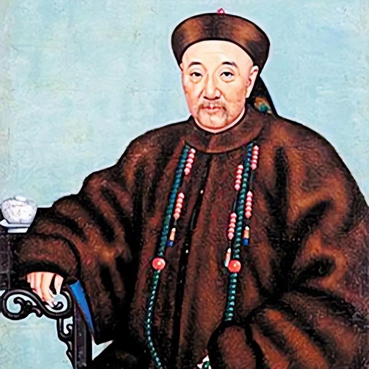 1885年，红顶商人胡雪岩病危，他却对九姨太说：“我死后，会有一个戴铁帽的人来，
