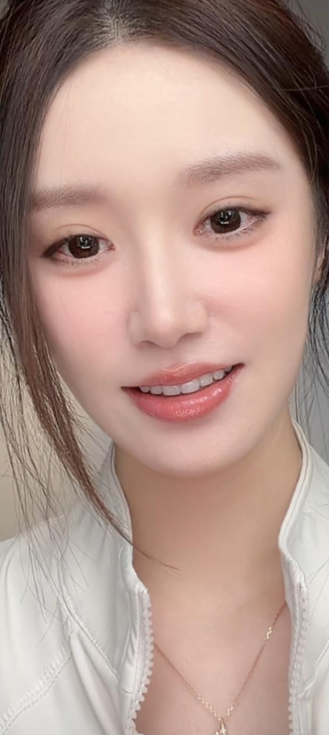 微笑的女孩，穿着白色外套。