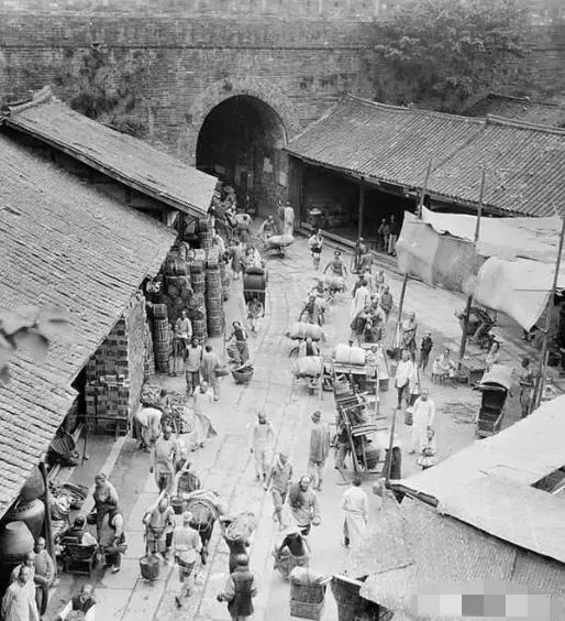 1949年，太原解放前，10个特务刚杀了一批地下党员，正在喝酒庆祝。可特务不知道