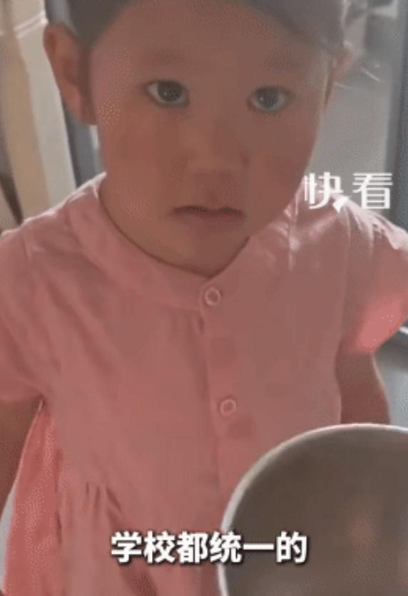 “笑不活了！”陕西，女子看到女儿往书包装盆。她问女儿：“拿盆干啥。”没想到，女儿