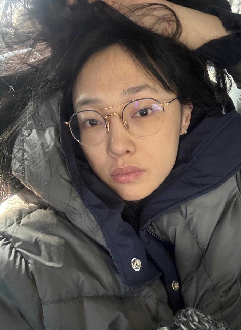 白百合这是在演我上班时候的样子吧，她最近晒出一组照片，配文“都是这样上班儿吗？想