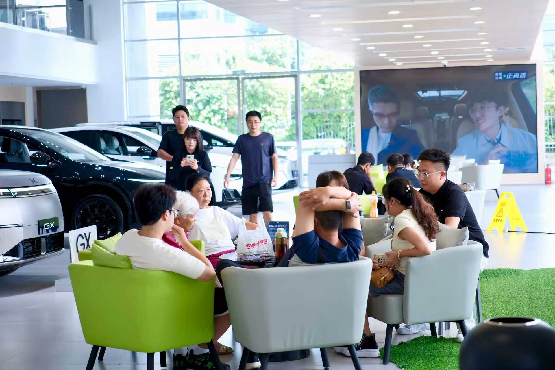 小鹏门店陆续到了新车小鹏MONA L03，看车和要求试驾的人非常多，一...