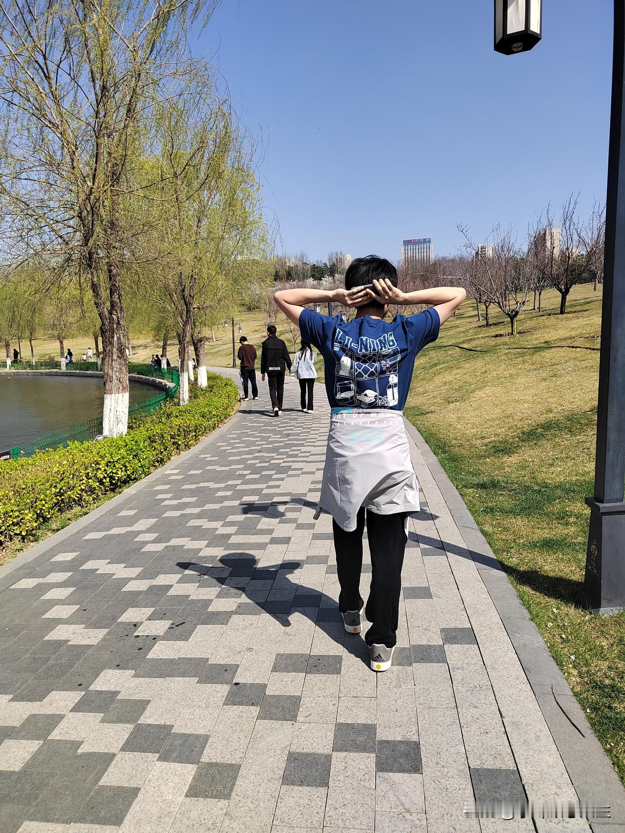 儿子昨天跟我联系了说五一节他要和同学们出去玩儿五天来回的动车票已经买了还给