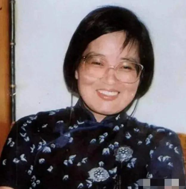 1996年，女作家戴厚英刚从超市回来，就被藏起来的陶锋用花瓶打倒在地，临终之际，