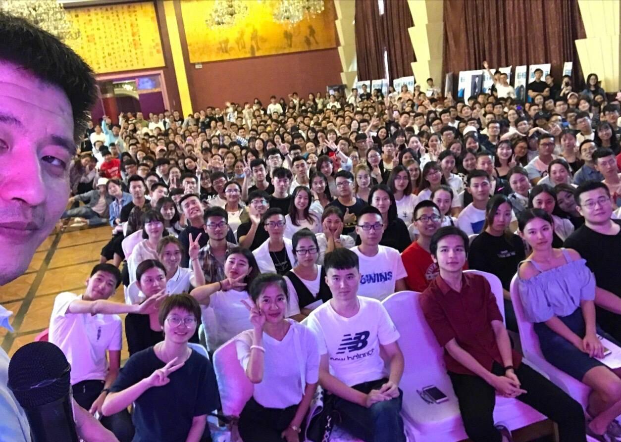 张雪峰这自拍照，只露半边脸也抢镜，可惜了，事业有成的他却英年早逝。