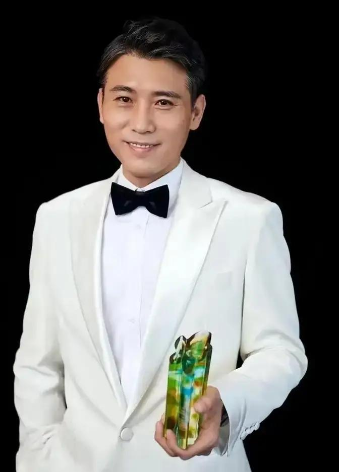 1997年，王千源开了一家饭馆，李乃文和赵春阳去吃饭，吃完后，赵春阳擦擦嘴就走，李乃文问：“你不给钱