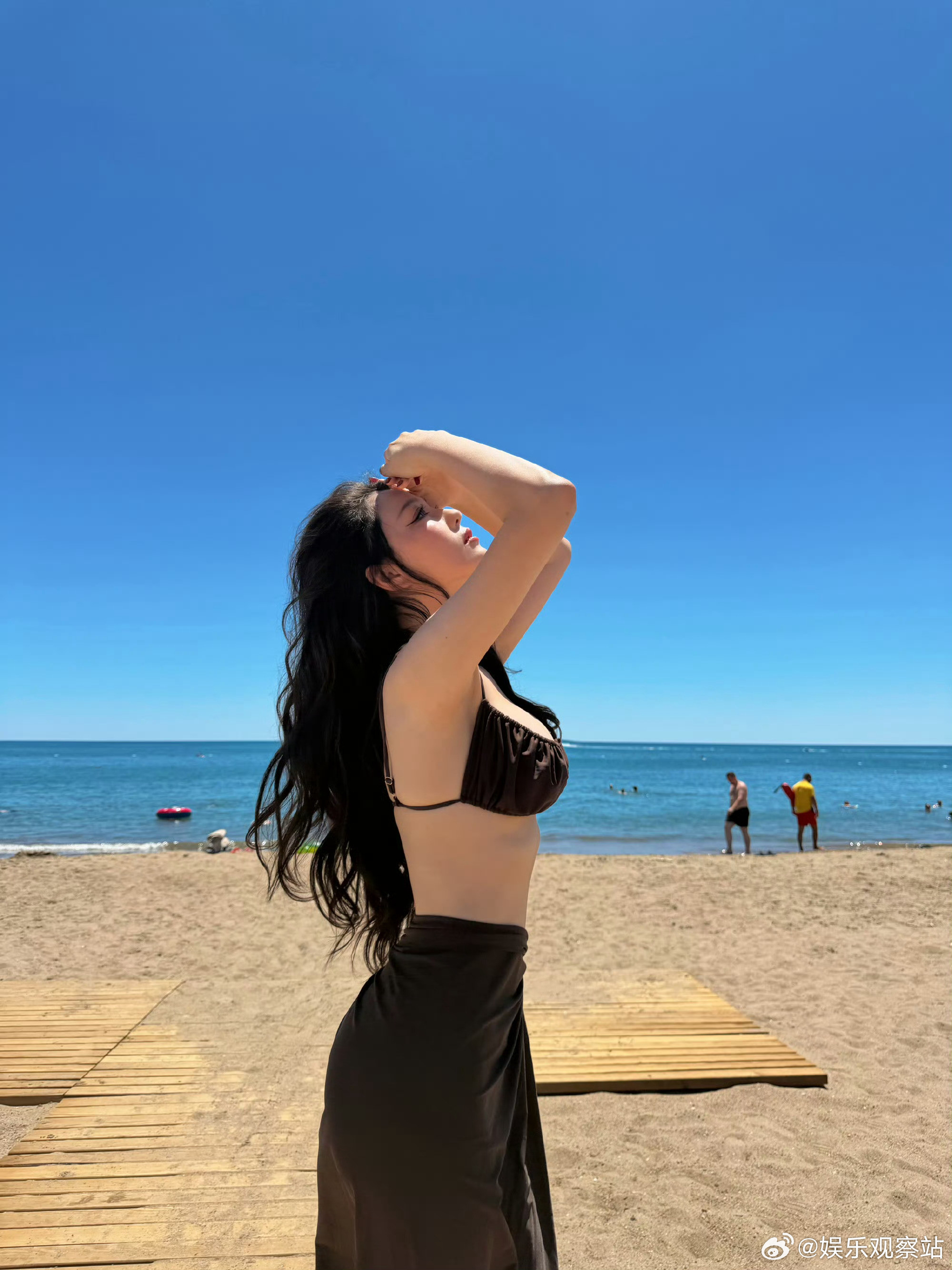 张馨予比基尼，张馨予海边九宫格泳装照引爆热搜，浓颜搭配流畅身材线条，氛围感拉满。