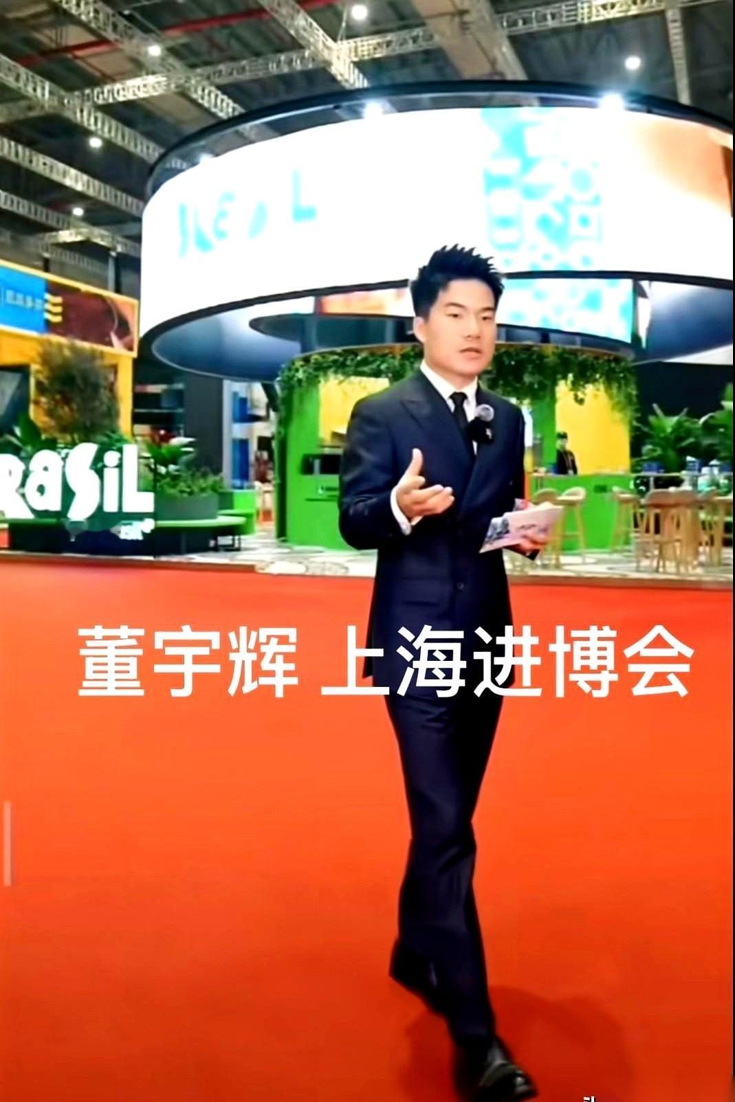 我就知道，这次他身边没了专业主持，肯定要“野”起来了。不是说王冰冰不好，恰恰相