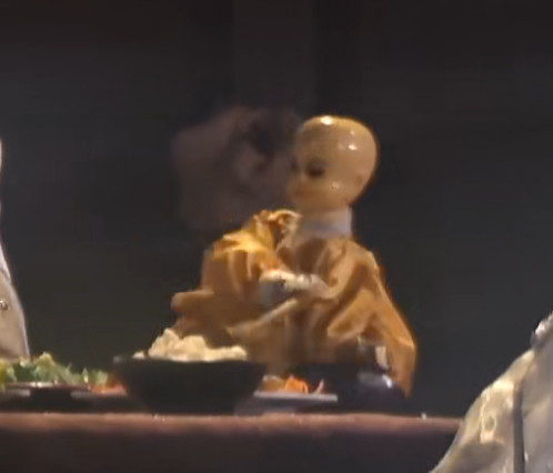 土豆拿筷子。