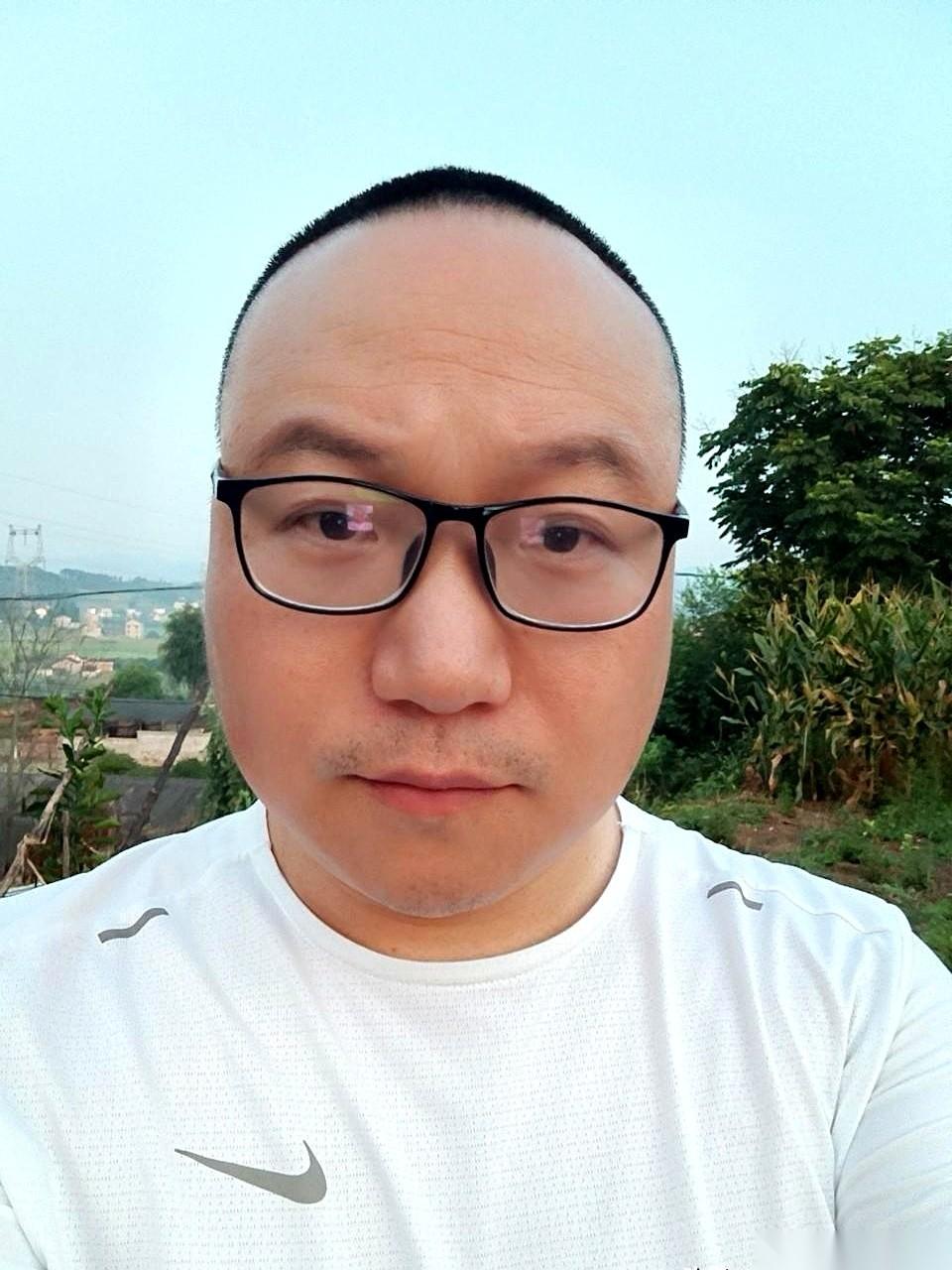 今晚，湖北30万个家庭的客厅里，连电视都不敢开出声音，所有人只剩下一个动作：死死