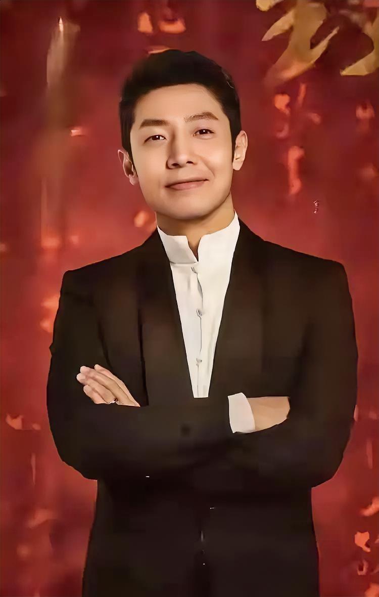 撒贝宁斩获全国五一劳动奖章：这才是顶流该有的劳动荣光这下撒贝宁更得瑟了！4