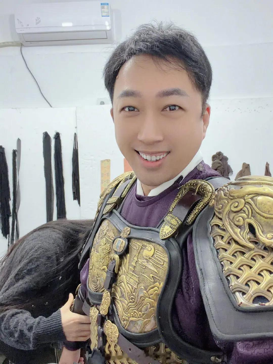 于正开始拍戏了，演将军🙈