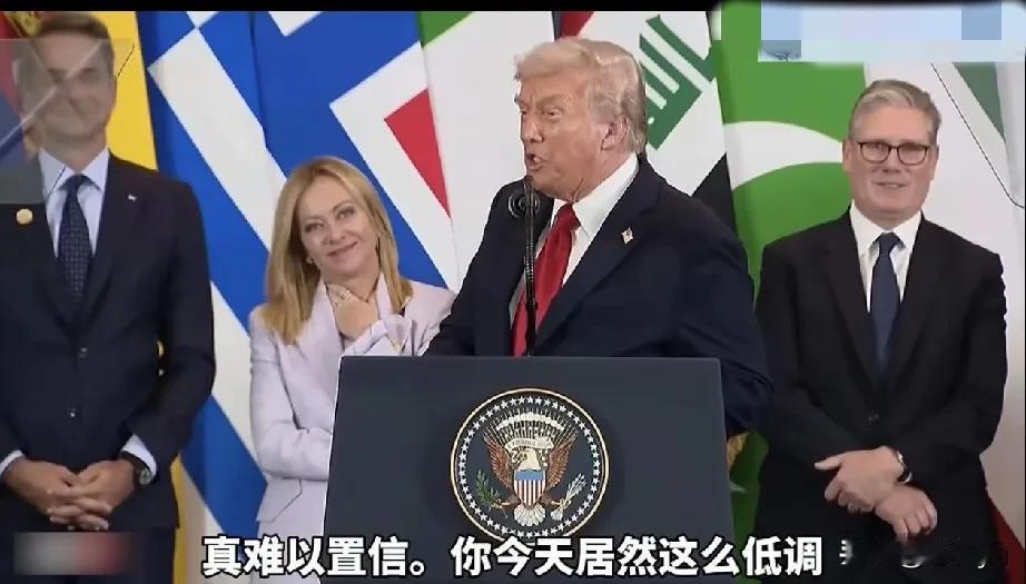 特朗普取笑马克龙“你今天真低调”，梅洛尼和斯塔默大笑。10月13日，美国总统特朗