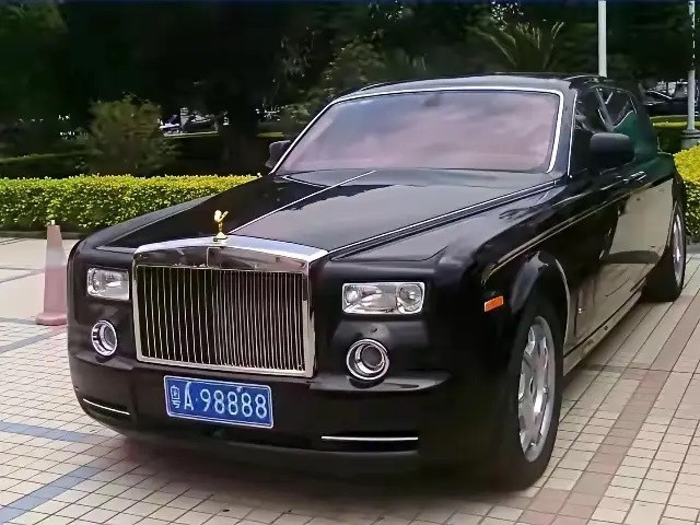 许家印的豪车，劳斯莱斯，配有响亮的牌照，粤A98888，这么好的牌照，如果是一般
