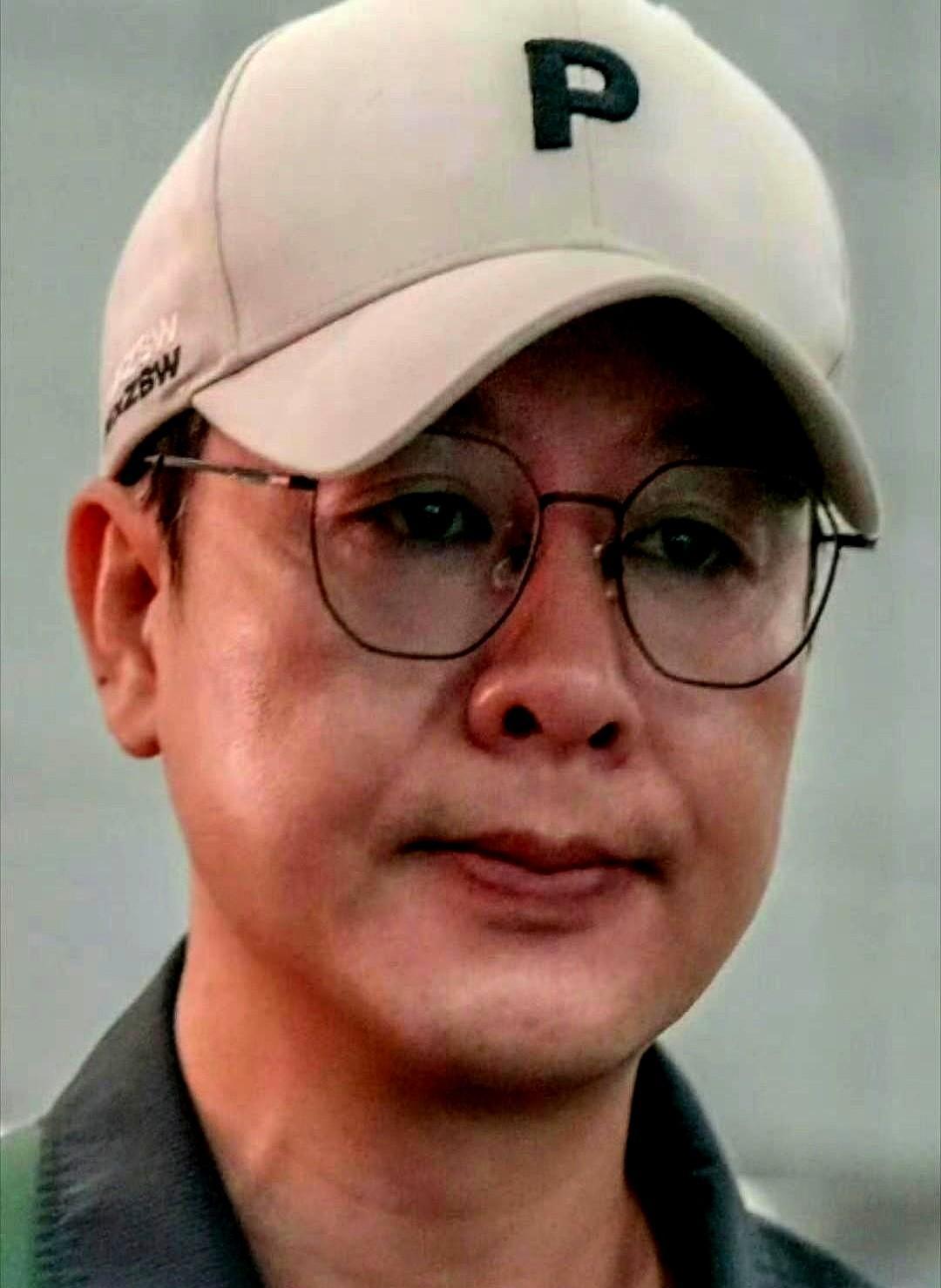 2008年那张卡里剩不到六万，张颂文靠它吃上了盒饭，没辞职，没躺平。2012年