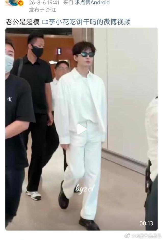 后面戴黑口罩的保安更像超模