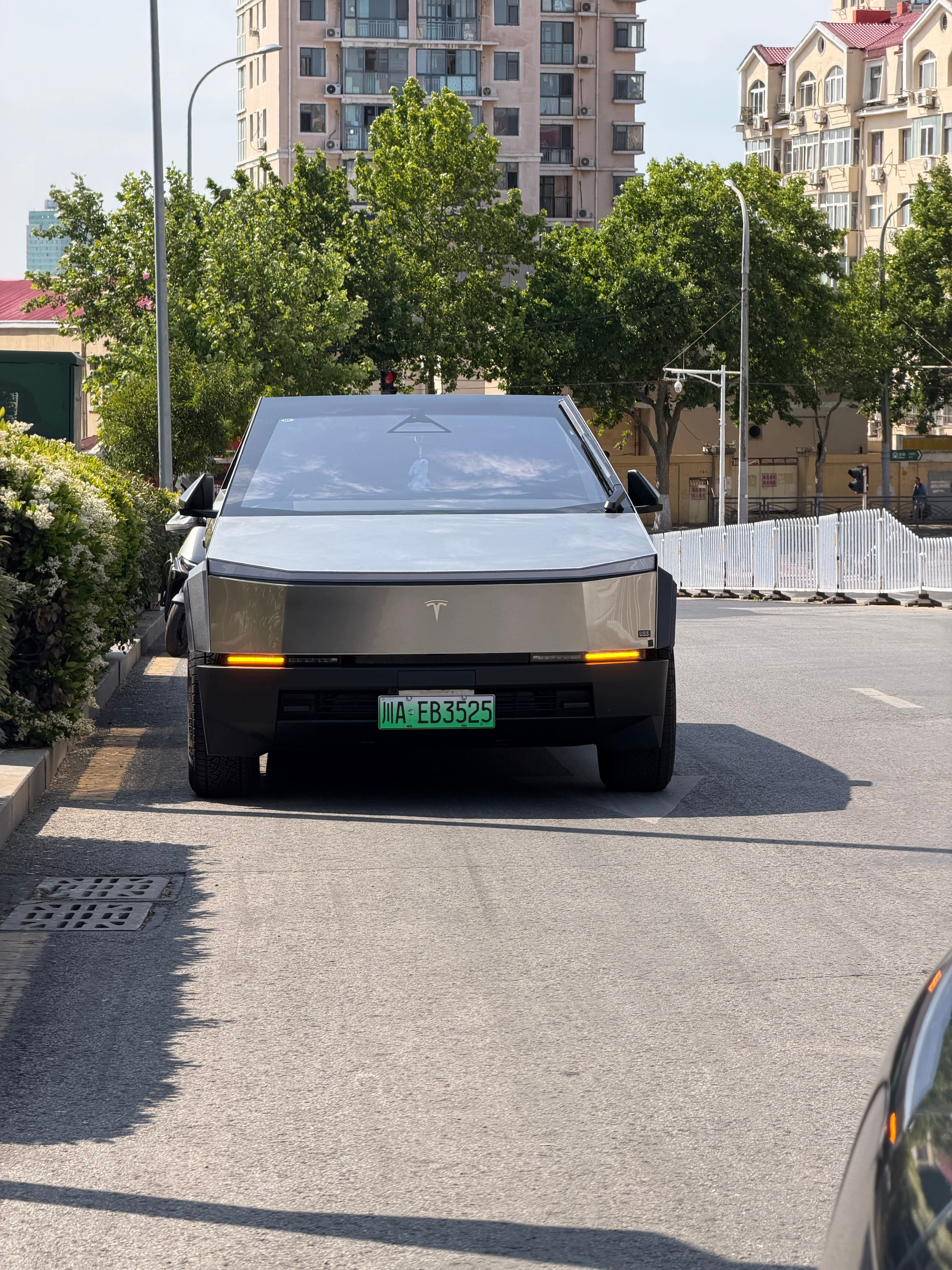 第一次在青岛街头感到特斯拉Cybertruck