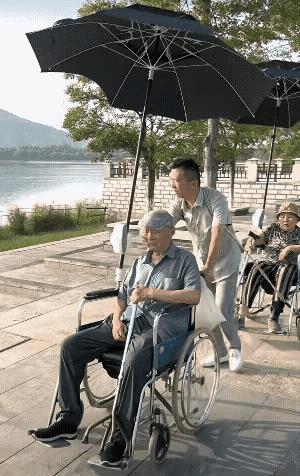 作为独生子女父母，看到这样的情景有些揪心，也非常理解小伙子的孝顺和无奈。朋友老