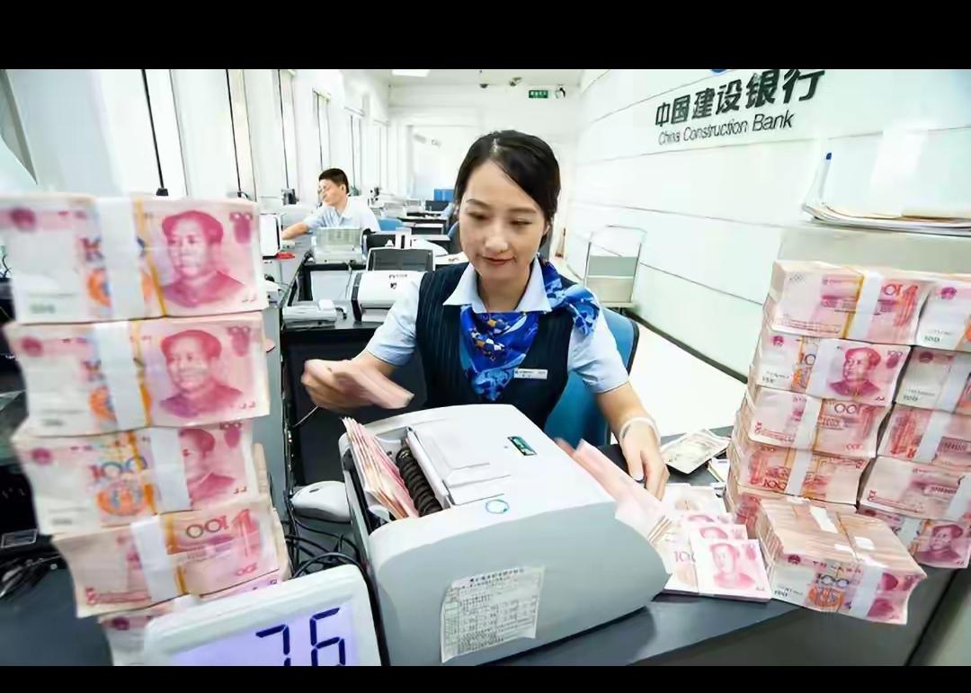存款超过20万的家庭别再傻傻全存一家银行，从明年开始三件烦心事会慢慢找上门！