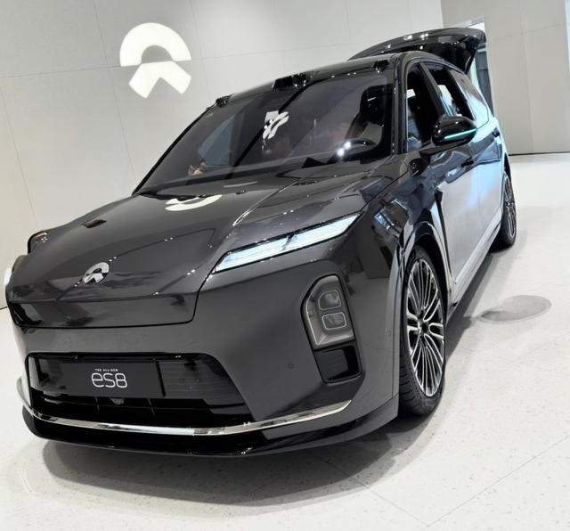 感受一下全新ES8先说优点，直观感受挺多：1️⃣价格：这次的售价确实比前两