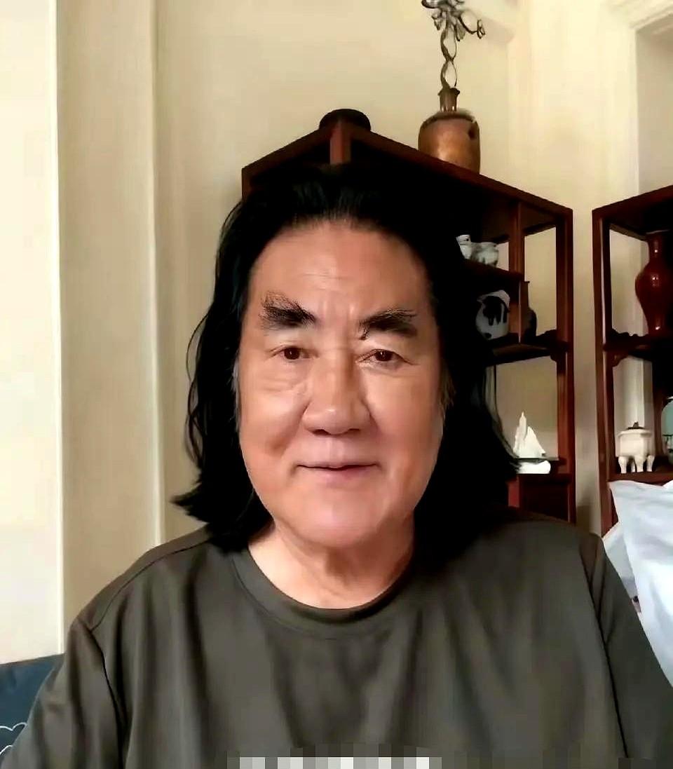 张纪中经常被人误以为是孩子的爷爷。这位72岁的导演和41岁的妻子差了31岁，孩子