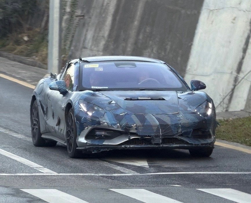 最新的腾势Z跑车前脸造型有变化，下侧更新为X形态，看着会更有张力一些。