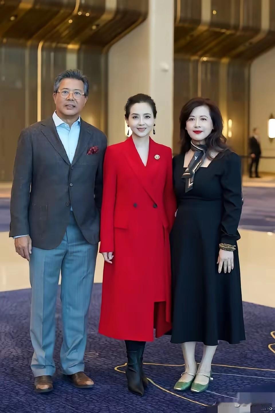 图一：和上影演员剧团团长佟瑞欣合影的两位美女是1989北影版电影《红楼梦》中的“