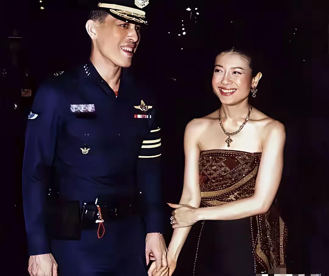 泰王的“过客”中，就属她的颜值，最为出色吧！她是泰王的第三任王后，也是最配合王