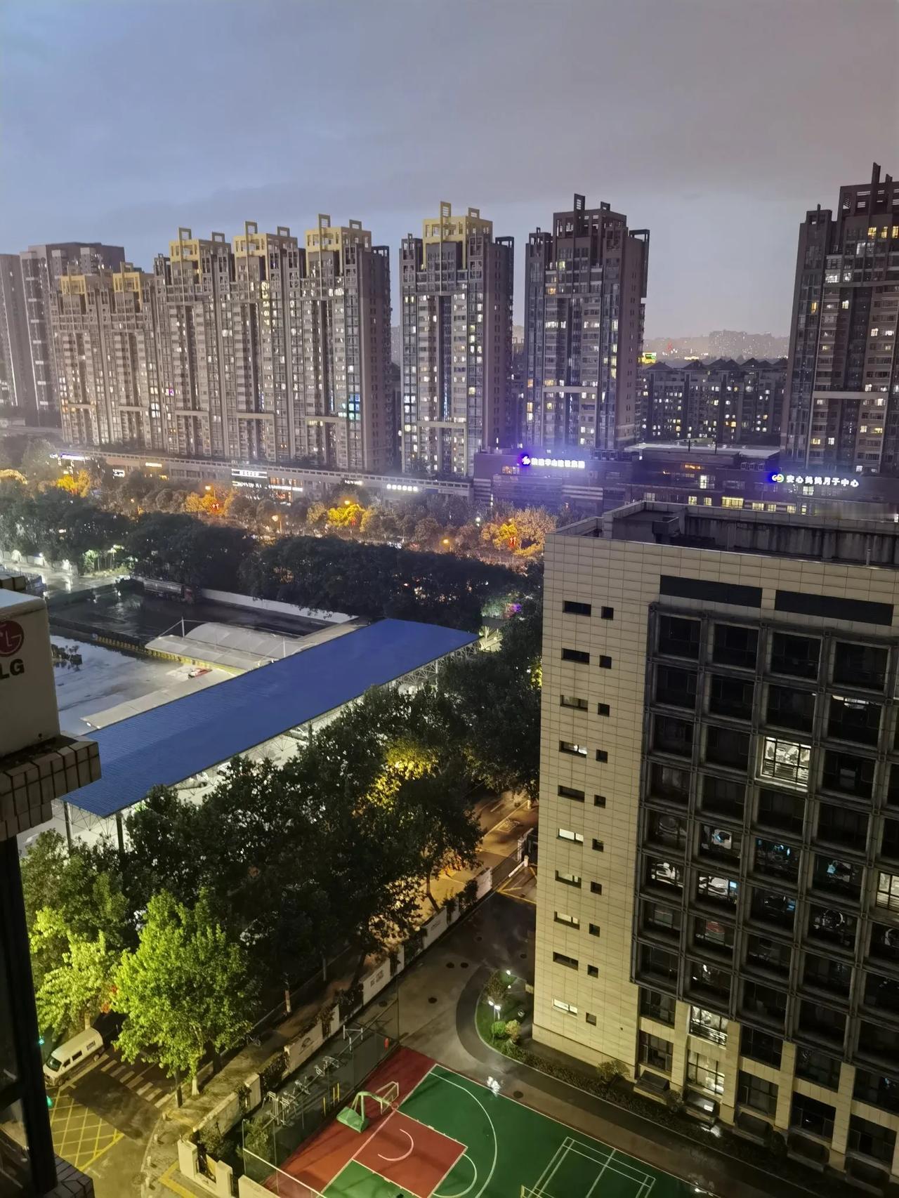 西安从19：20开始电闪雷鸣，开始下雨了，64年来最严重干旱的大地滋润了，广大的