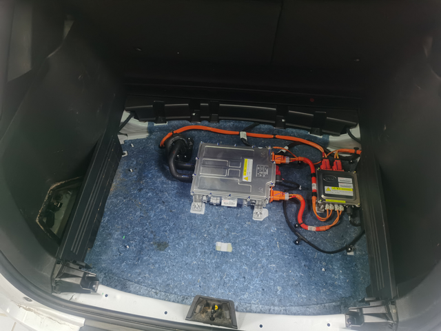 比亚迪宋普拉斯后备箱左边坑斗比亚迪宋普拉斯后备箱左边的那个坑斗里边一定不要放带