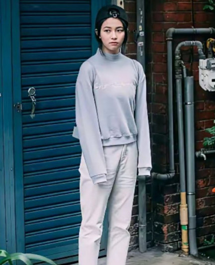 2016年，白鹿赴台湾拍广告。这时候的她还是个网店模特。那时的她身形小巧，脸蛋肉