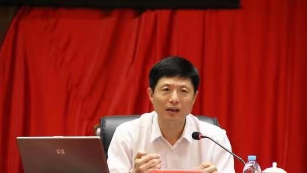 已故南开大学教授艾跃进1958年出生，父亲是解放军老兵。18岁那年冒雪骑车百公里