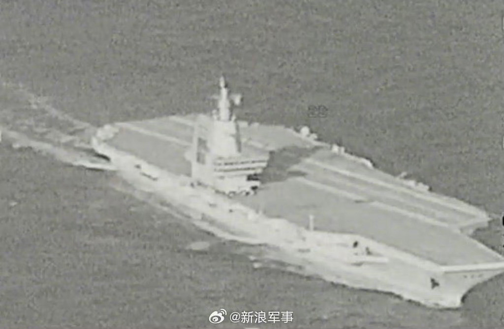 台军通报福建舰通过台湾海峡摄影师的水平不咋地啊，不如日本的御用摄影师这照片，用