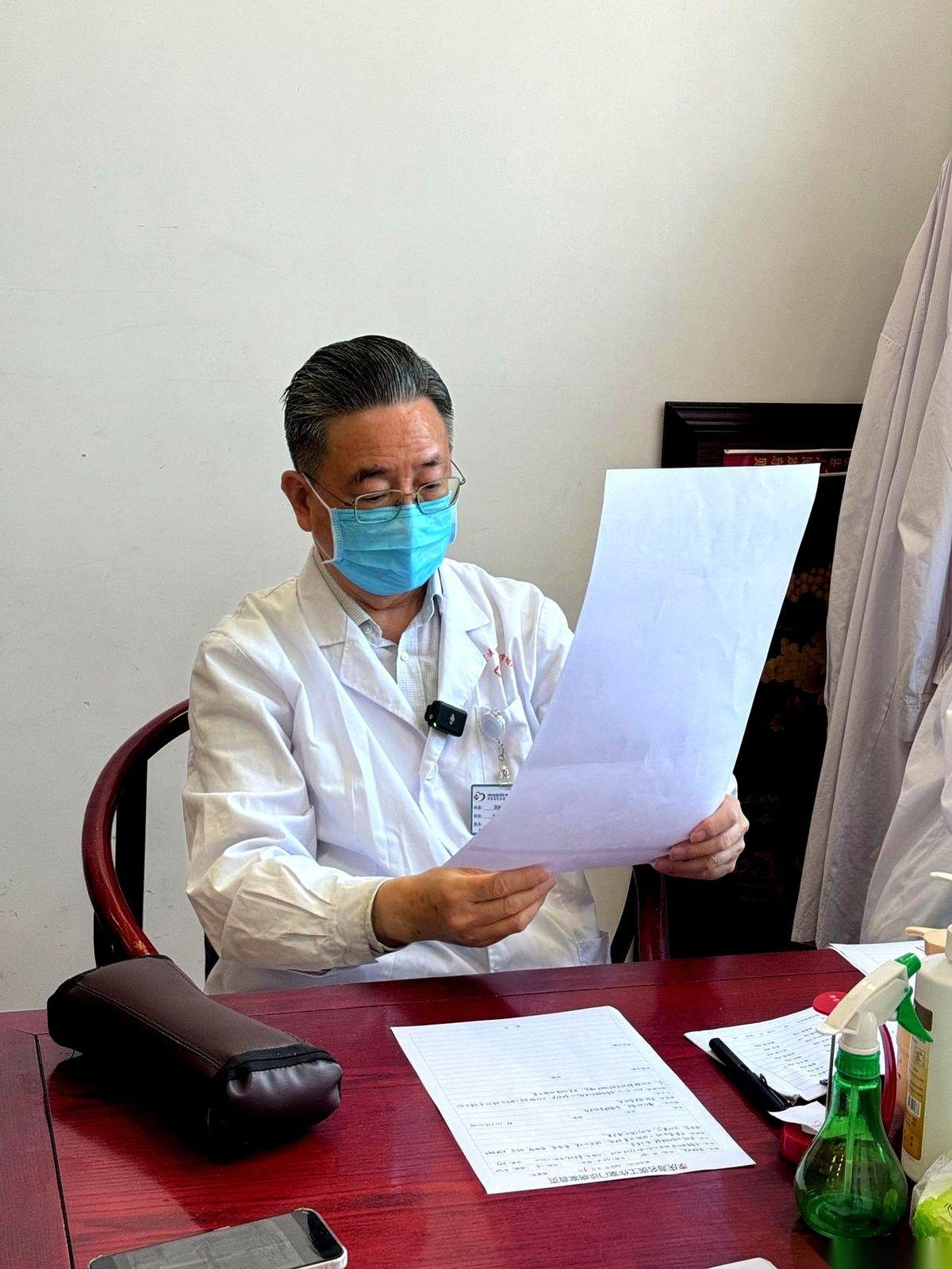 一张报告单，直接拍在桌上。血管狭窄85%，一脚已经踏进了手术室的门槛。你攥着那