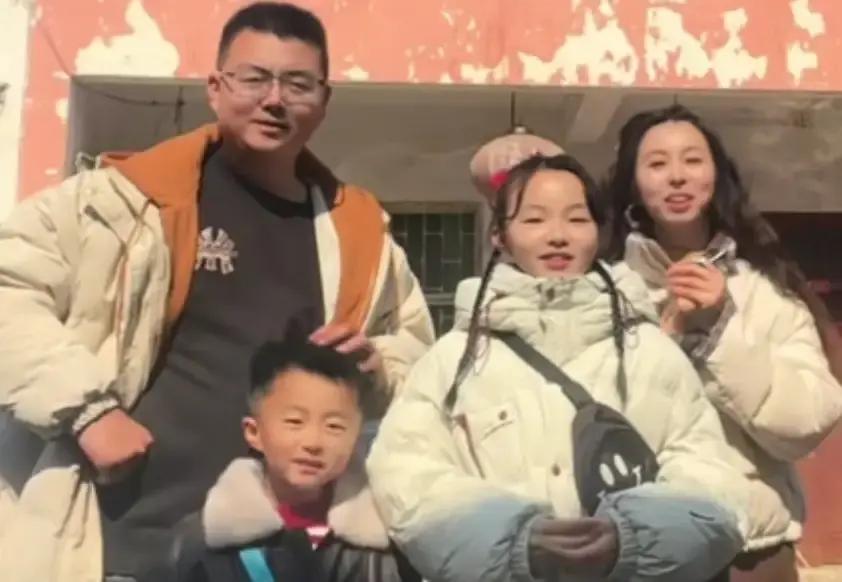 许敏大年初一发了条抖音，镜头里只有她和老伴，背景墙上写着执子之手与子偕老。同