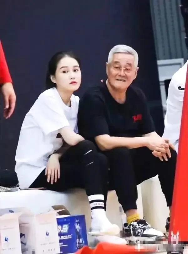 球球在直播时，有人问，我能拜你爸爸为师？她说，你都问我爸，拜师这个事吧，我也不知