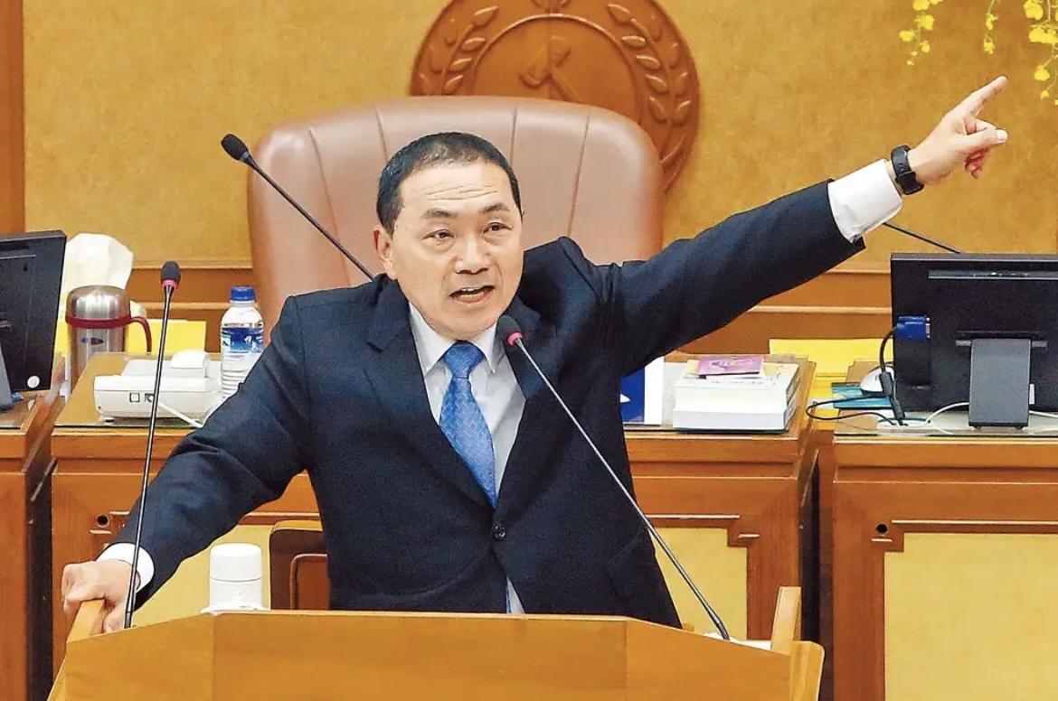 侯友宜这回答，堪称“老狐狸式避坑”的典范！被问“是不是中国人”，明摆着是立场