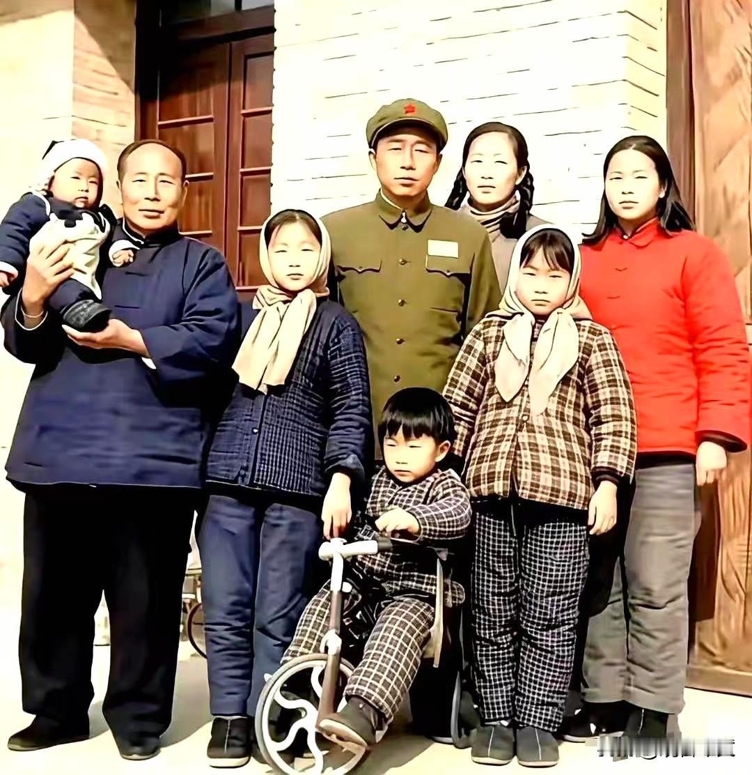 历史时光；1954年，开国上将彭绍辉与家人在北京东城小牌坊胡同的珍贵合影​​